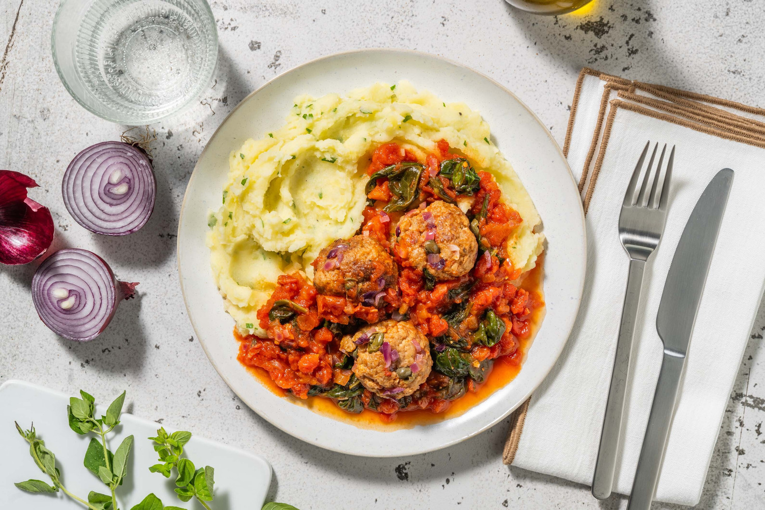 Bio-Rinderhackbällchen in Tomatensoße
