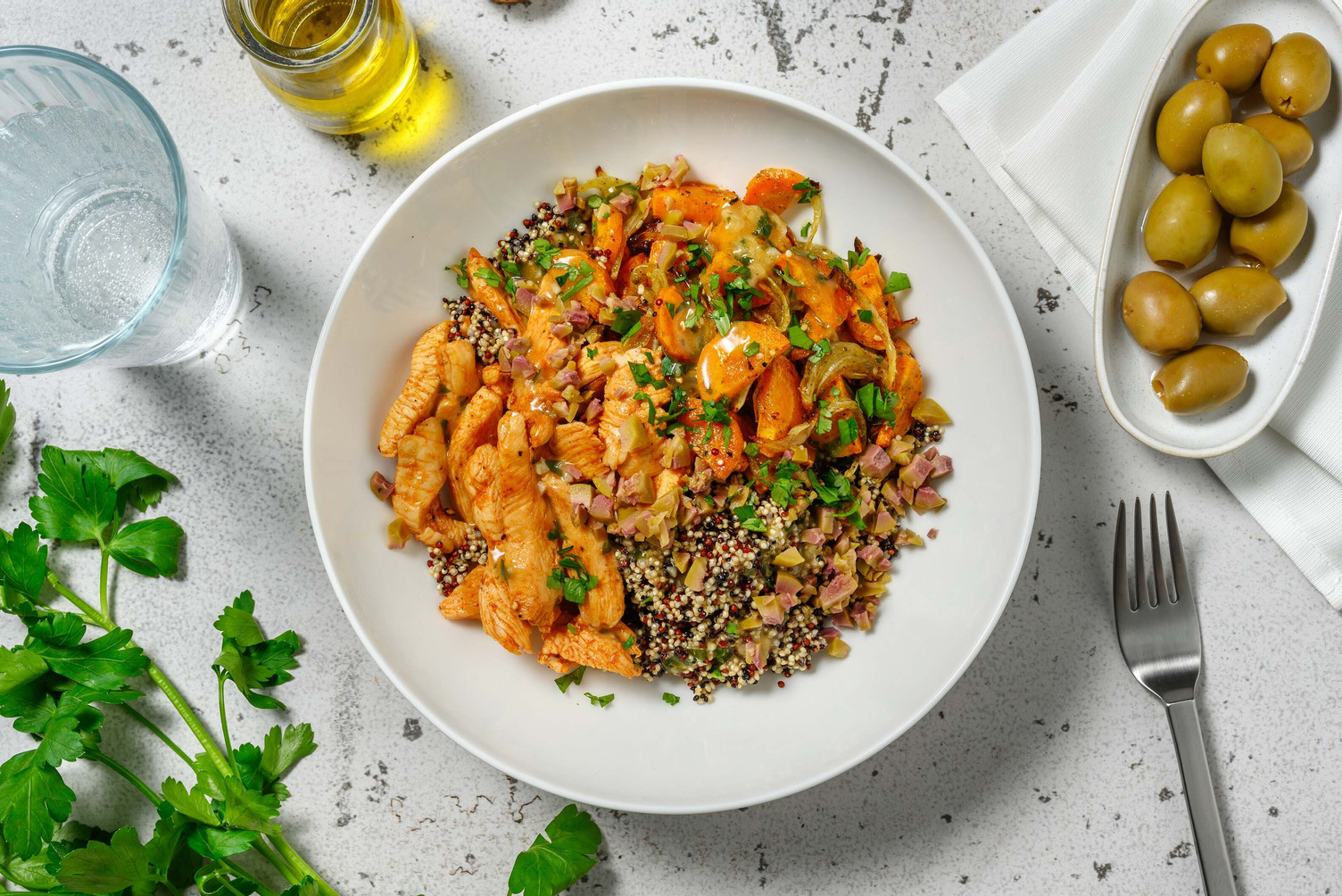 Harissa-Hähnchen auf Quinoa mit grünen Oliven