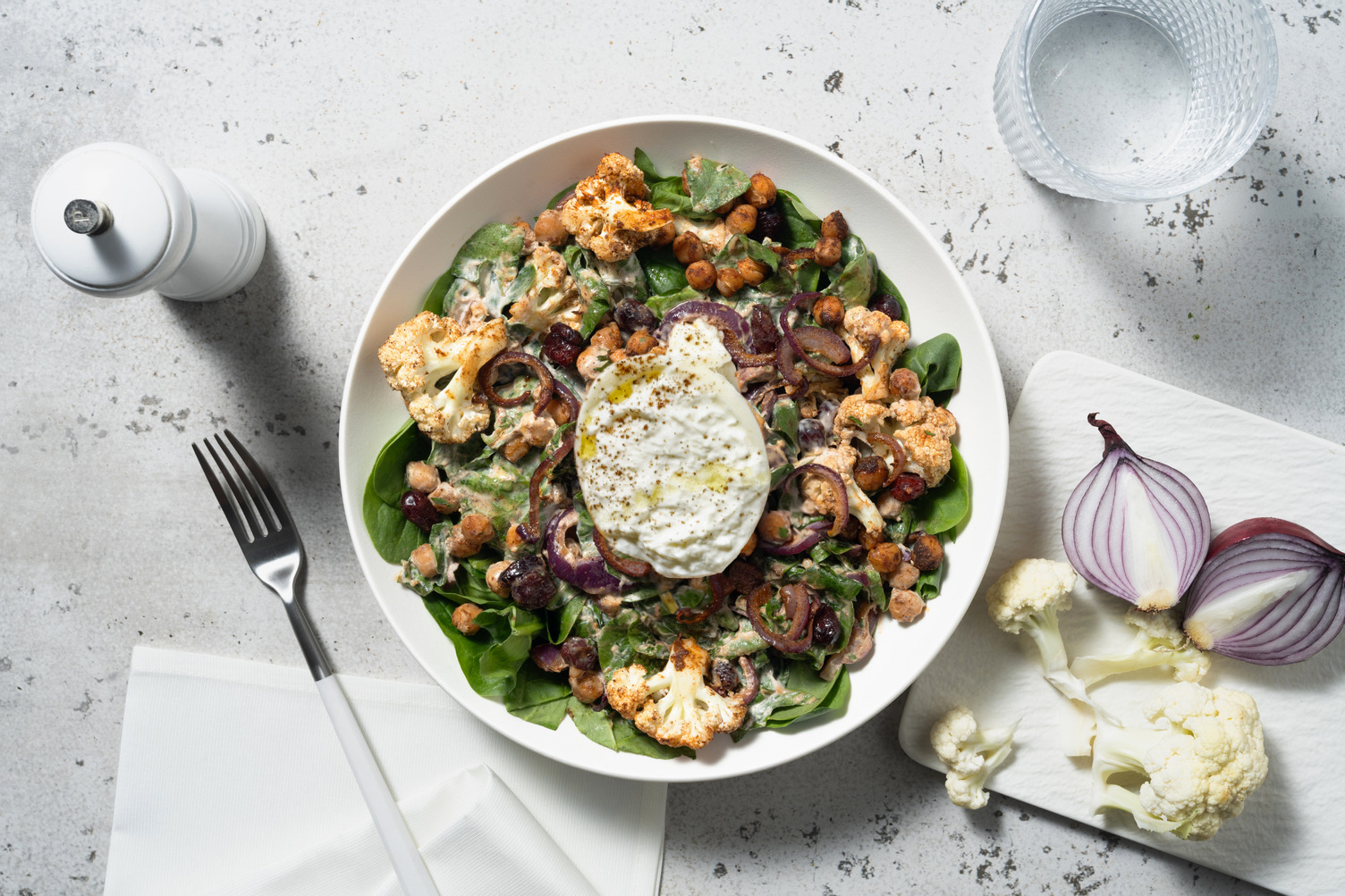 Levantinischer Blumenkohlsalat mit Burrata