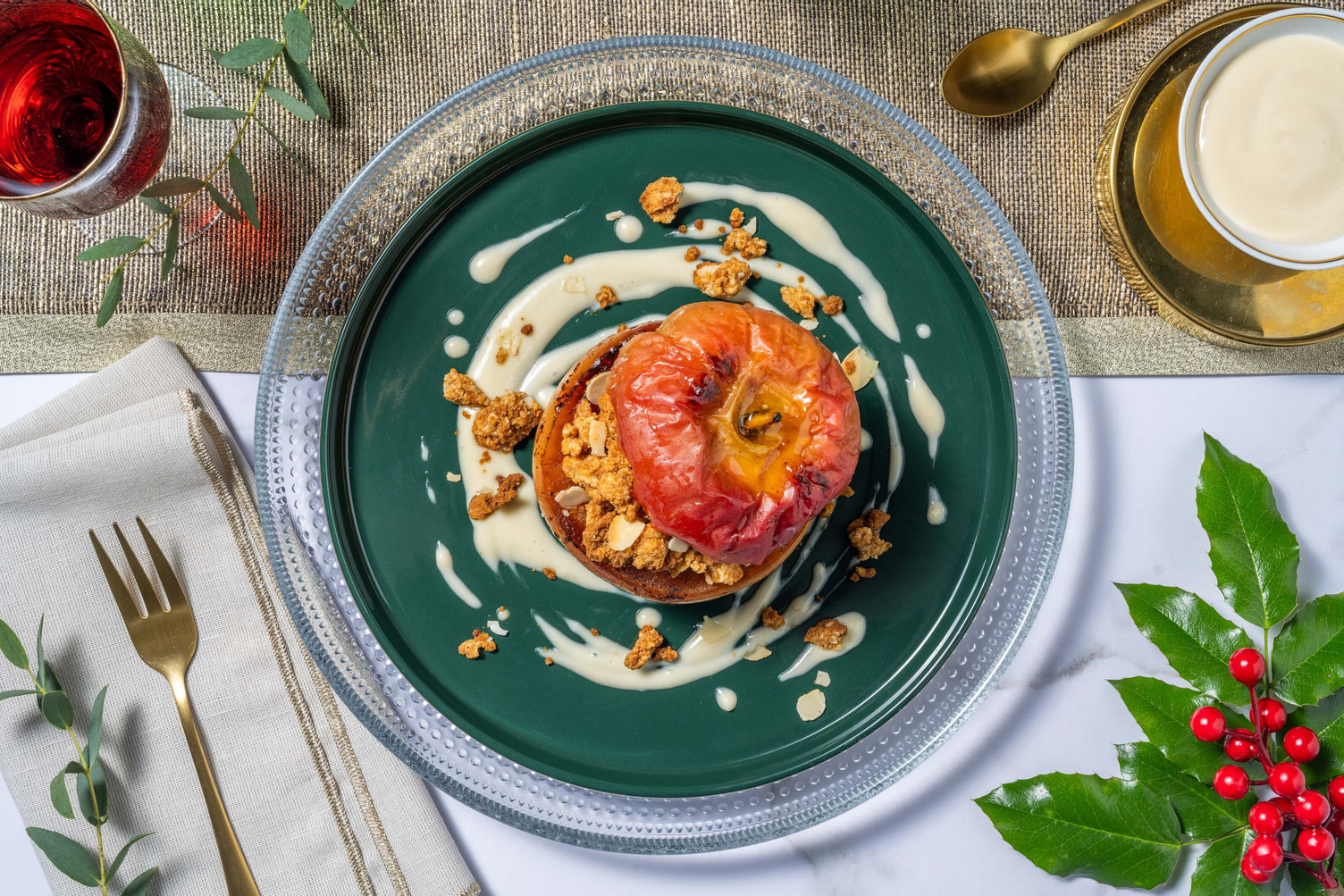 Bratapfel mit selbst gemachter Vanillesoße und Marzipanfüllung