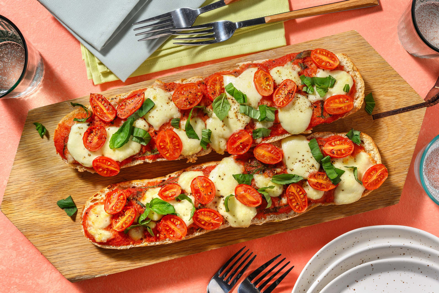 Baguette caprese gratinée