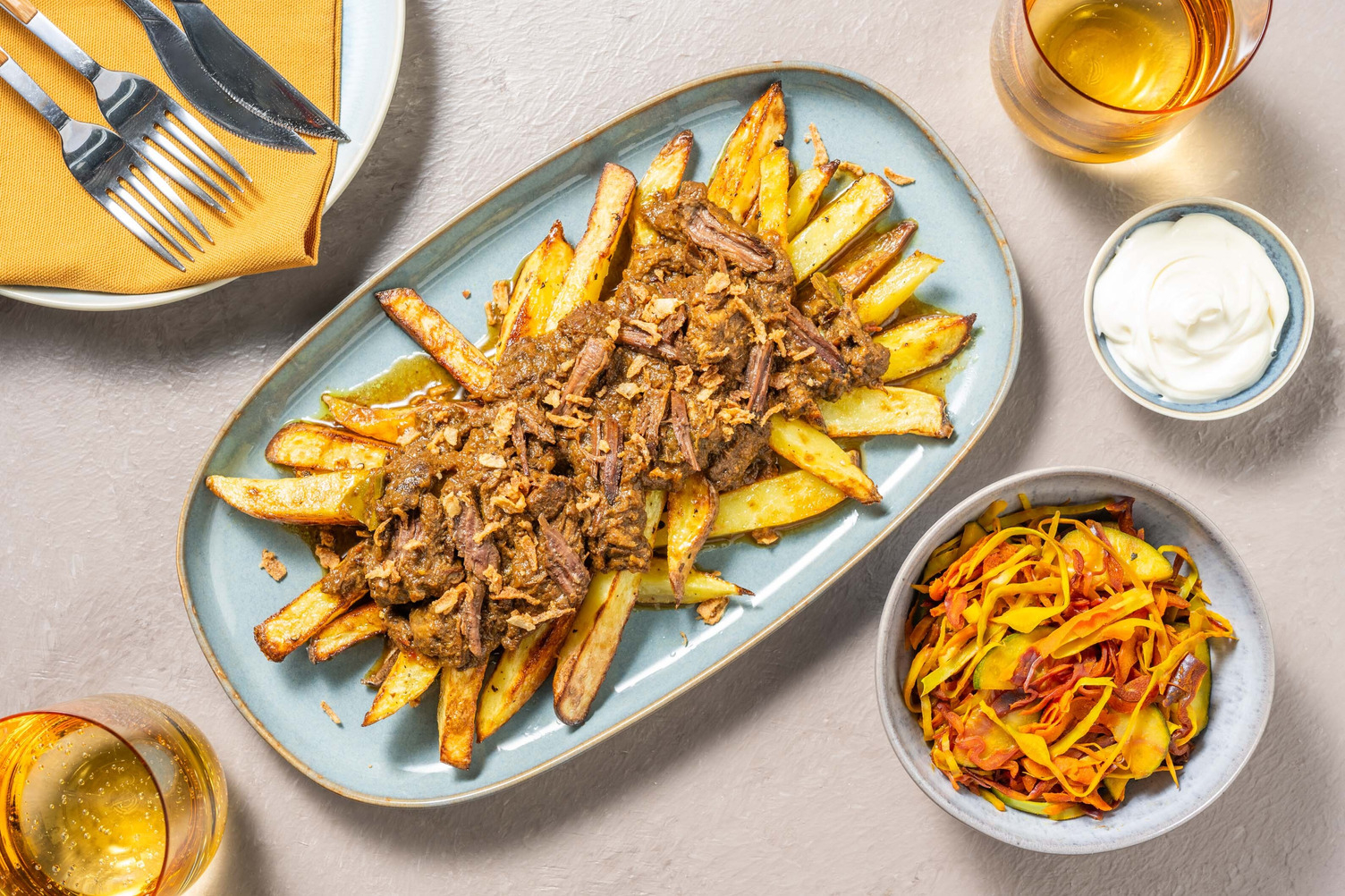 Assiette de frites au bœuf rendang