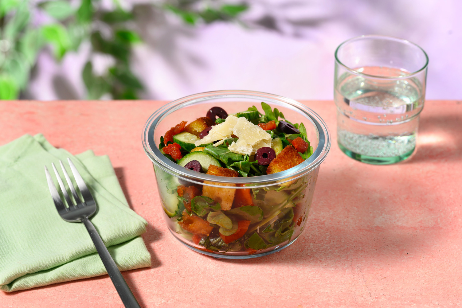 Salade panzanella aux croûtons