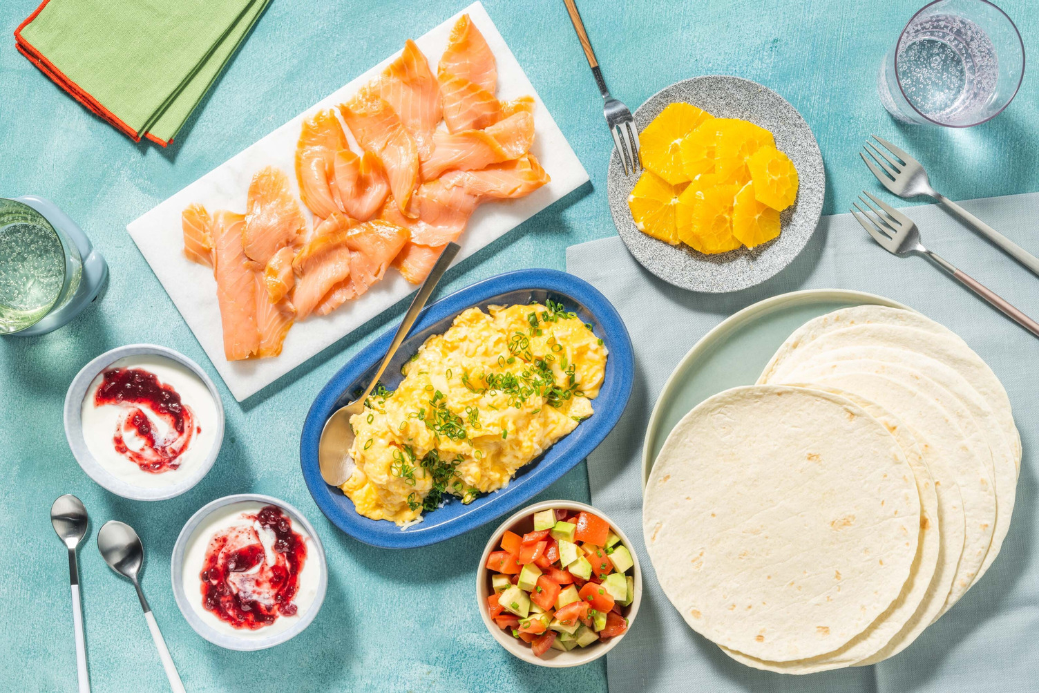 Brunch : Saumon, salade avocat & œufs brouillés