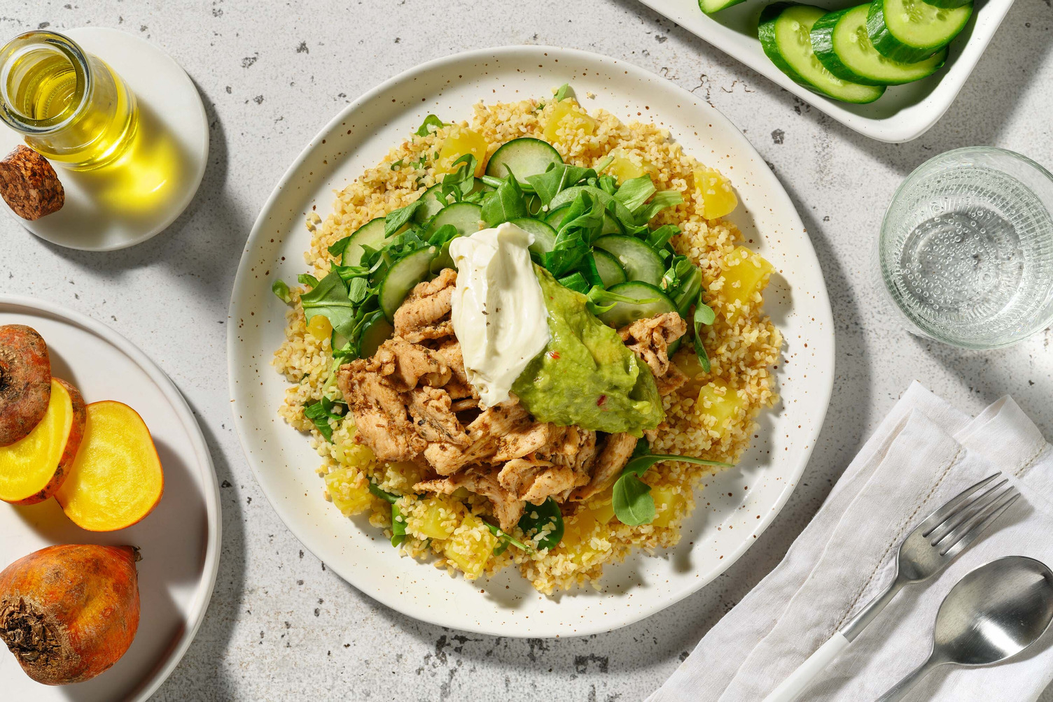 Bulgursalade met kipgyros en avocadodip