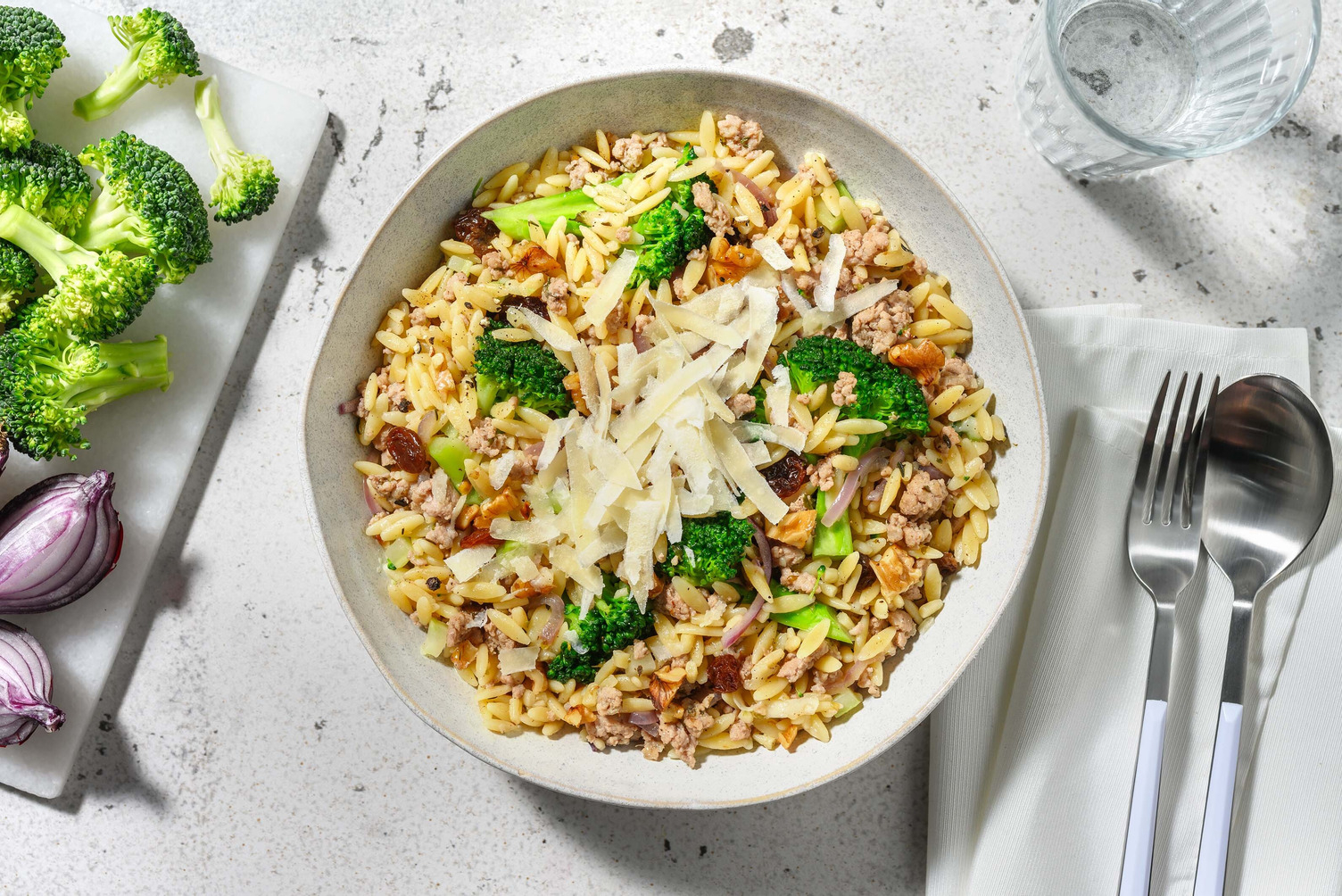 Siciliaanse stijl orzo met kip en pecorino