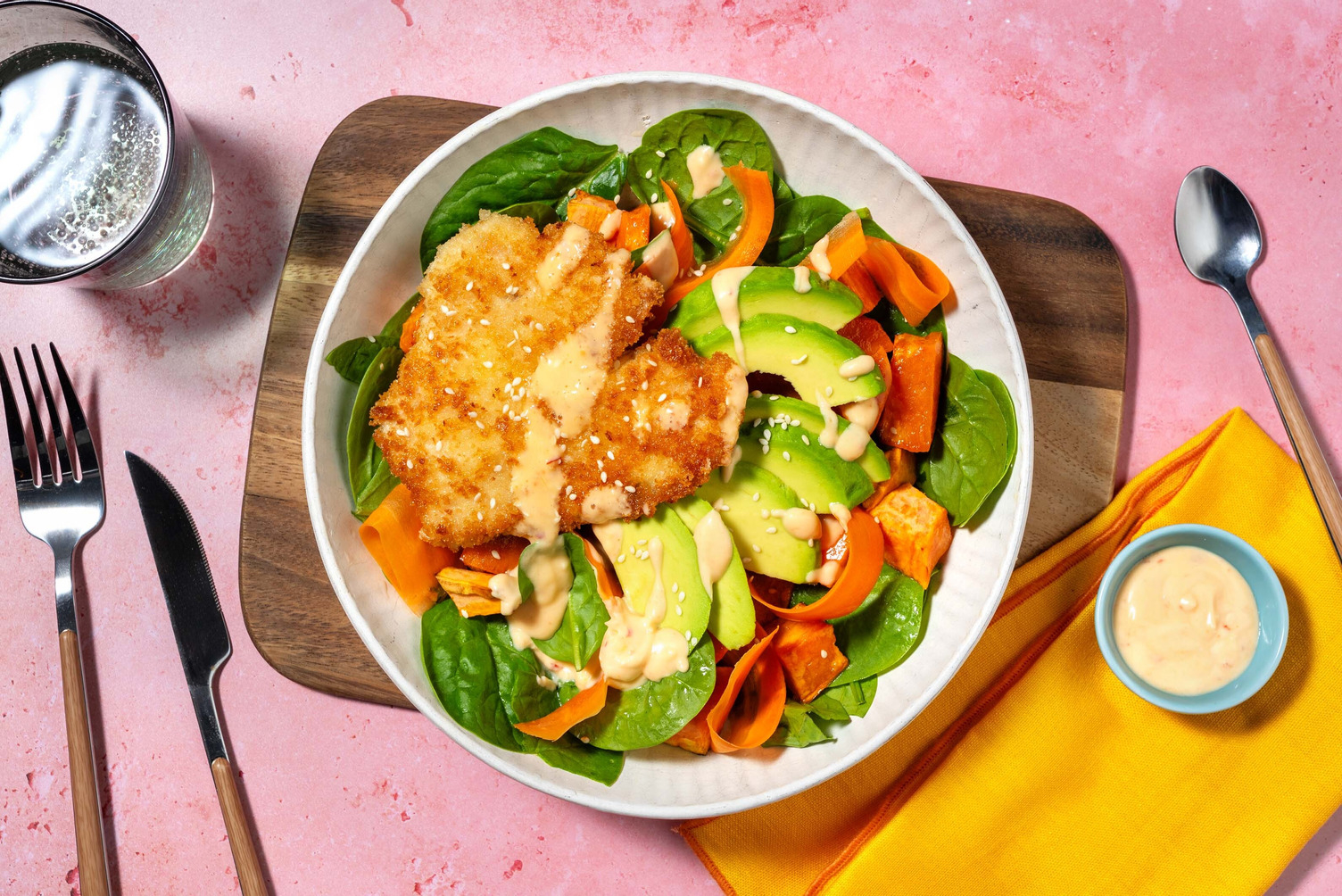 Boeddhabowl met kipschnitzel, avocado en zoete aardappel