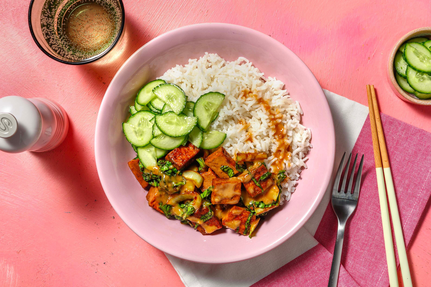 Tofu bowl met satésaus en paksoi