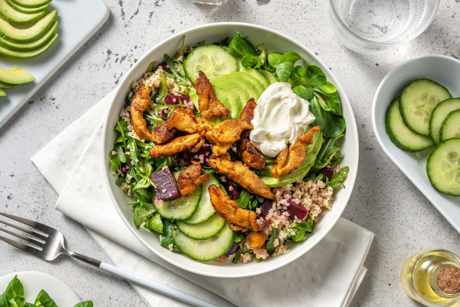 Bulgursalade met kipgyros en labne