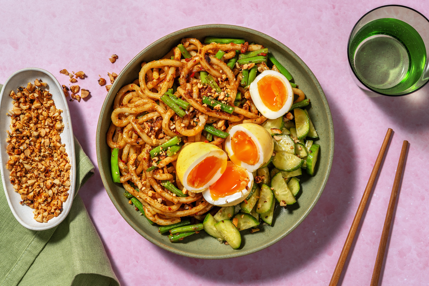 Pikante groentjes met Udon noedels en gemarineerde eieren