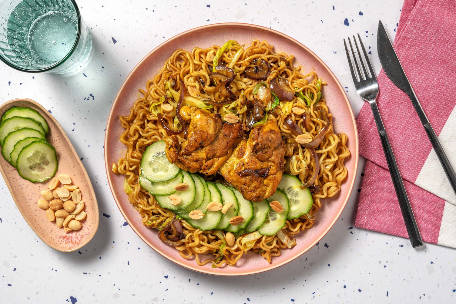 Cuisse de poulet rôtie et nouilles