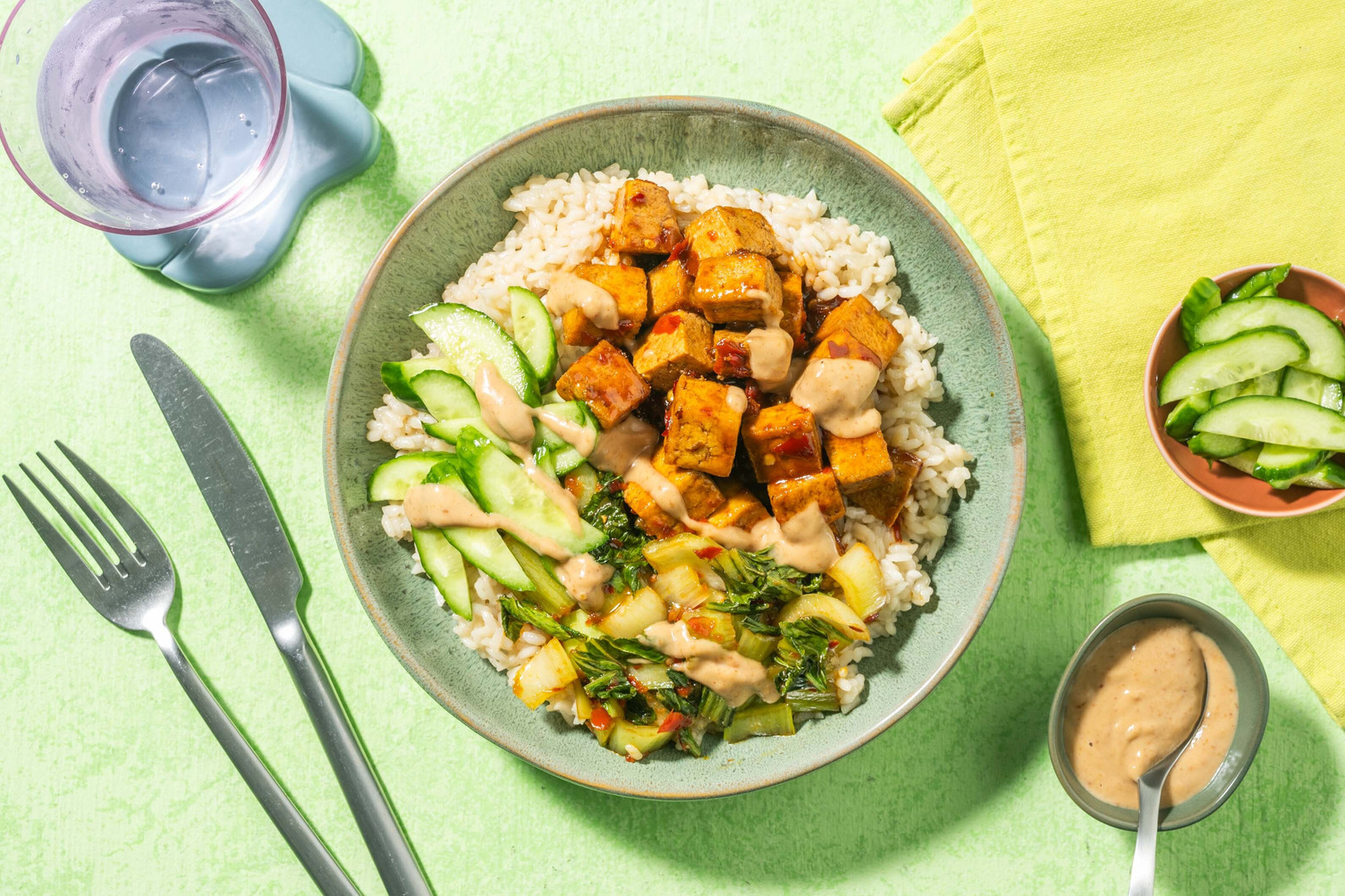 Tofubowl met pindasaus en paksoi