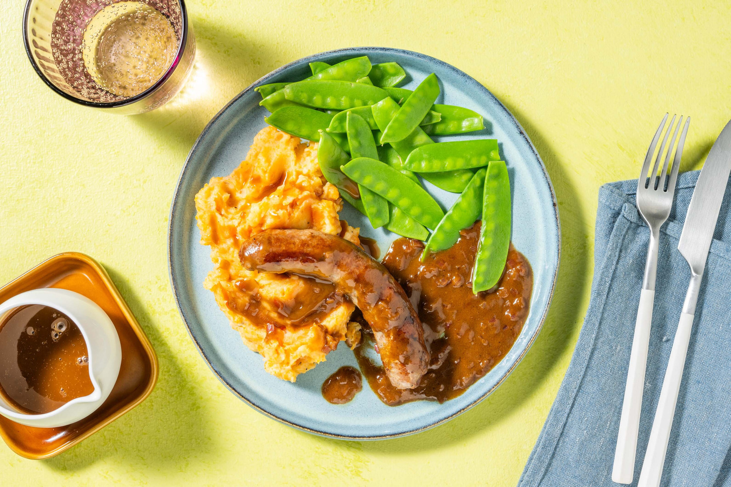 Saucisse de porc assaisonnée et jus de viande maison