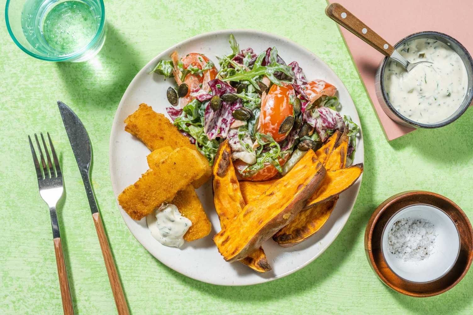 Bâtonnets de poisson végétarien et wedges de patate douce rôtie