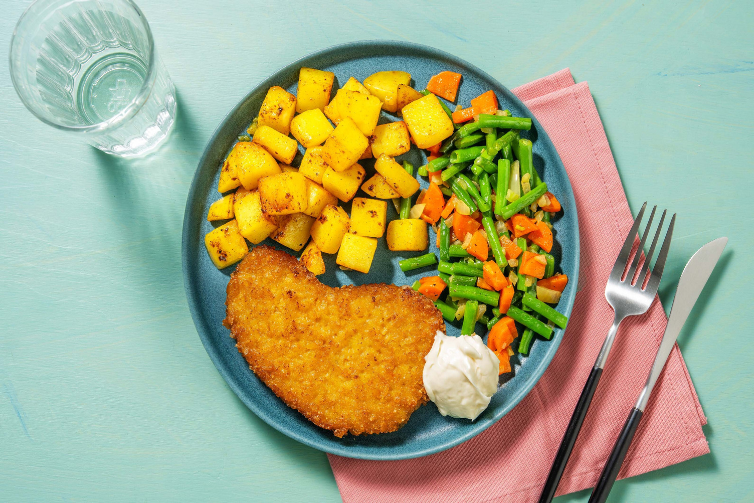 Vegetarische kaasschnitzel met gebakken aardappelen