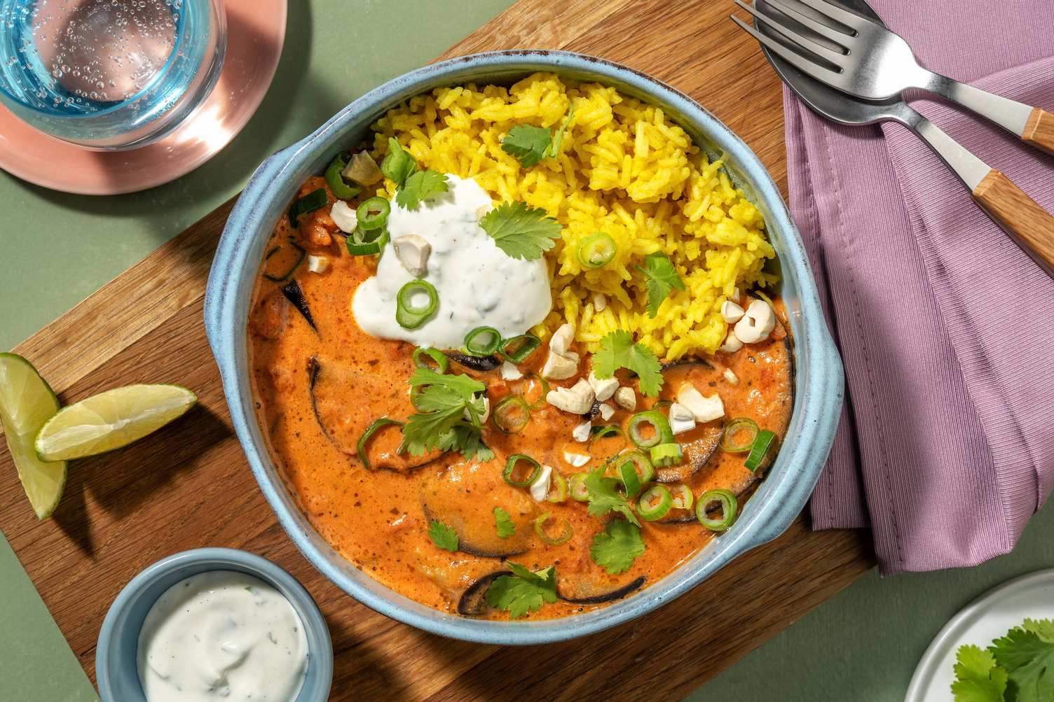 Pikante auberginecurry met kruidige yoghurtsaus