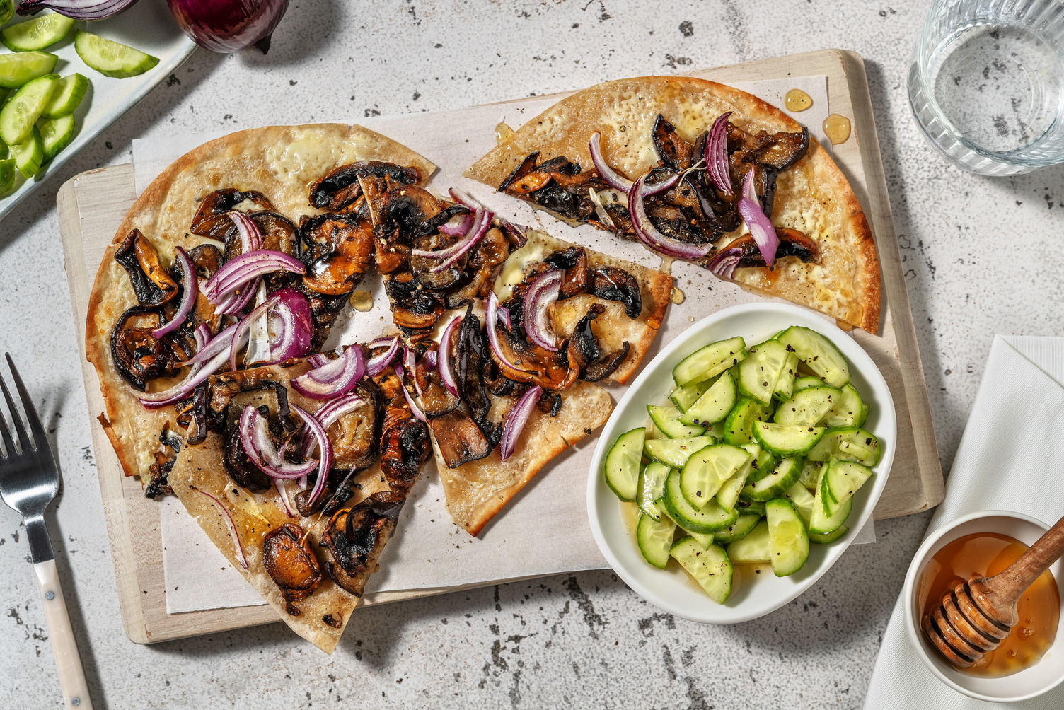Hoisin flammkuchen met aubergine en kastanjechampignons