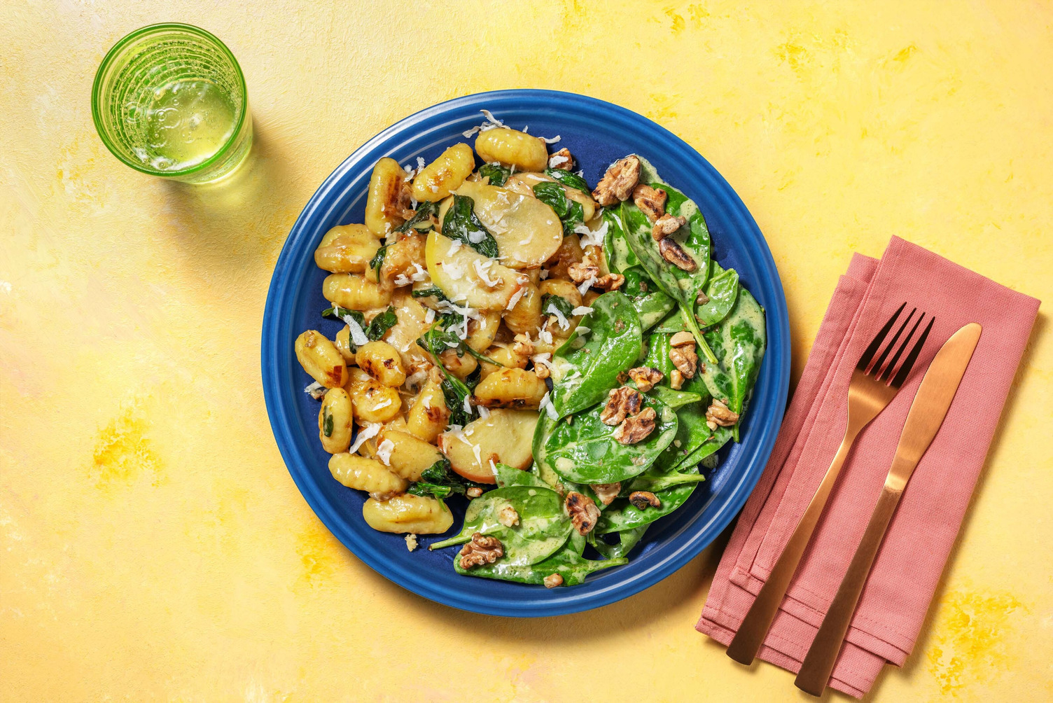 Gnocchi en sauce crémeuse au fromage bleu, épinards et pomme