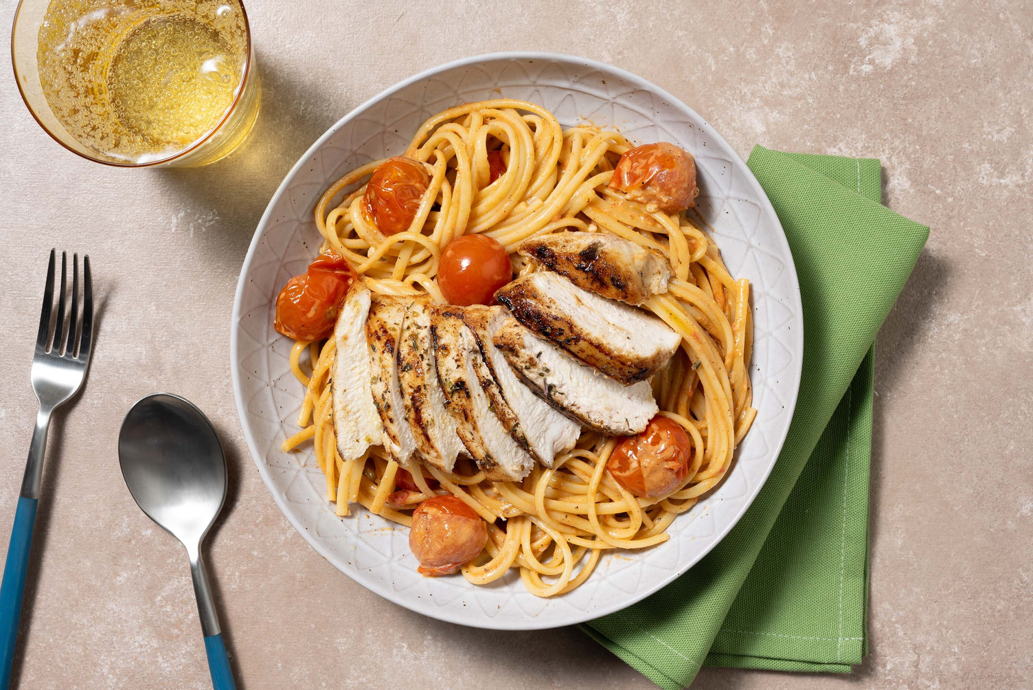 Kip uit de oven met linguine en romige pesto