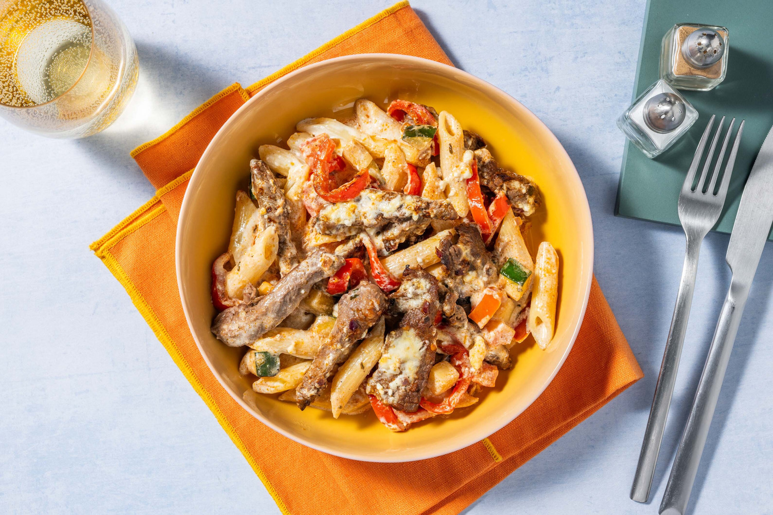 Pastaschotel op z'n Grieks met biefstukreepjes