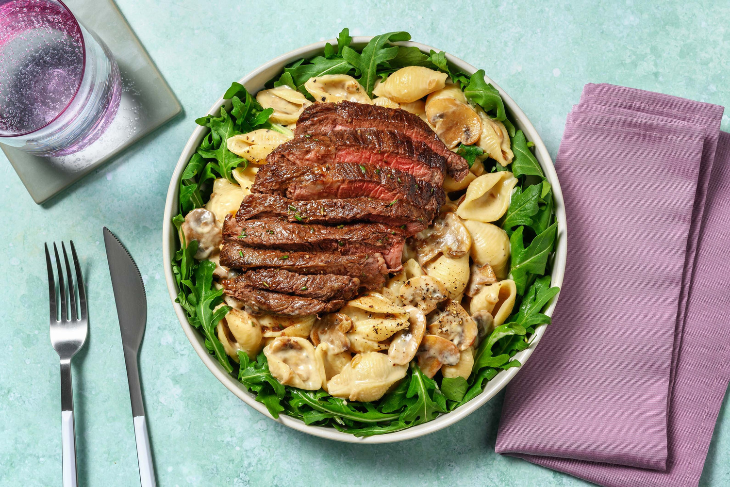 Steak en sauce aux champignons crémeuse