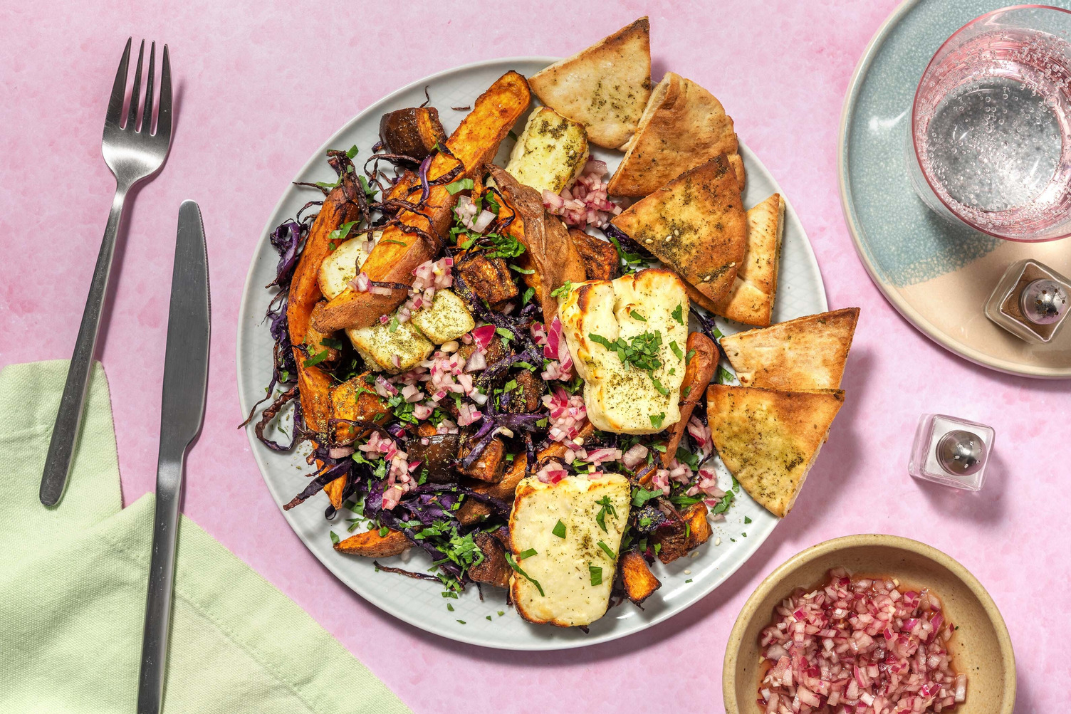 Légumes rôtis, fromage à griller grec et oignon rouge mariné 
