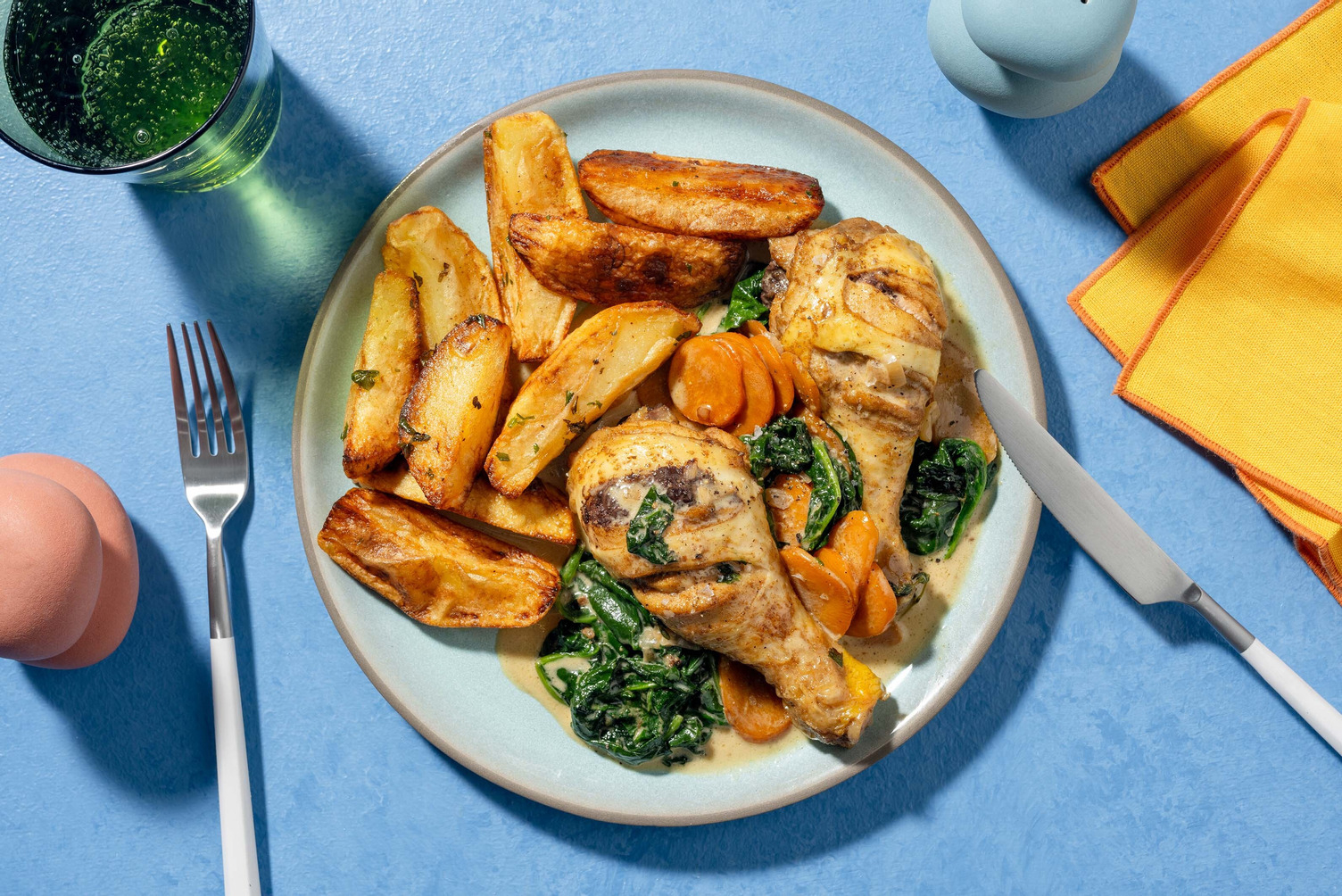 Kipdrumsticks in roomsaus met spinazie en wortel