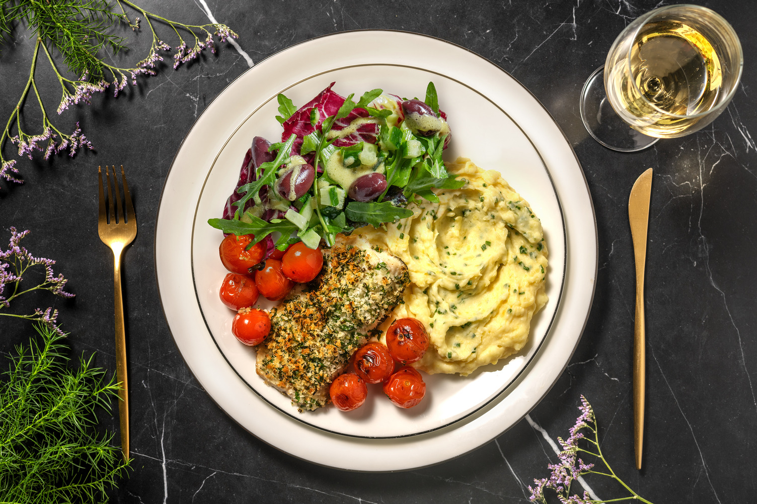 Kabeljauwfilet in zelfgemaakte kruidenkorst met gepofte kerstomaten