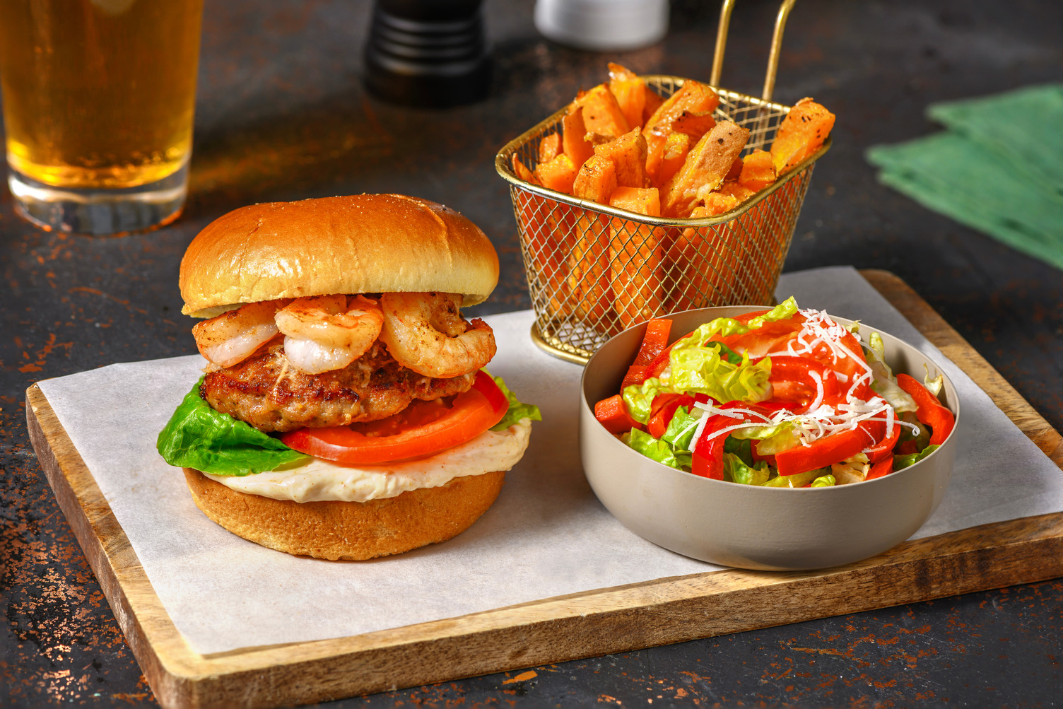 Terre & mer : burger au pili-pili et crevettes à l'ail