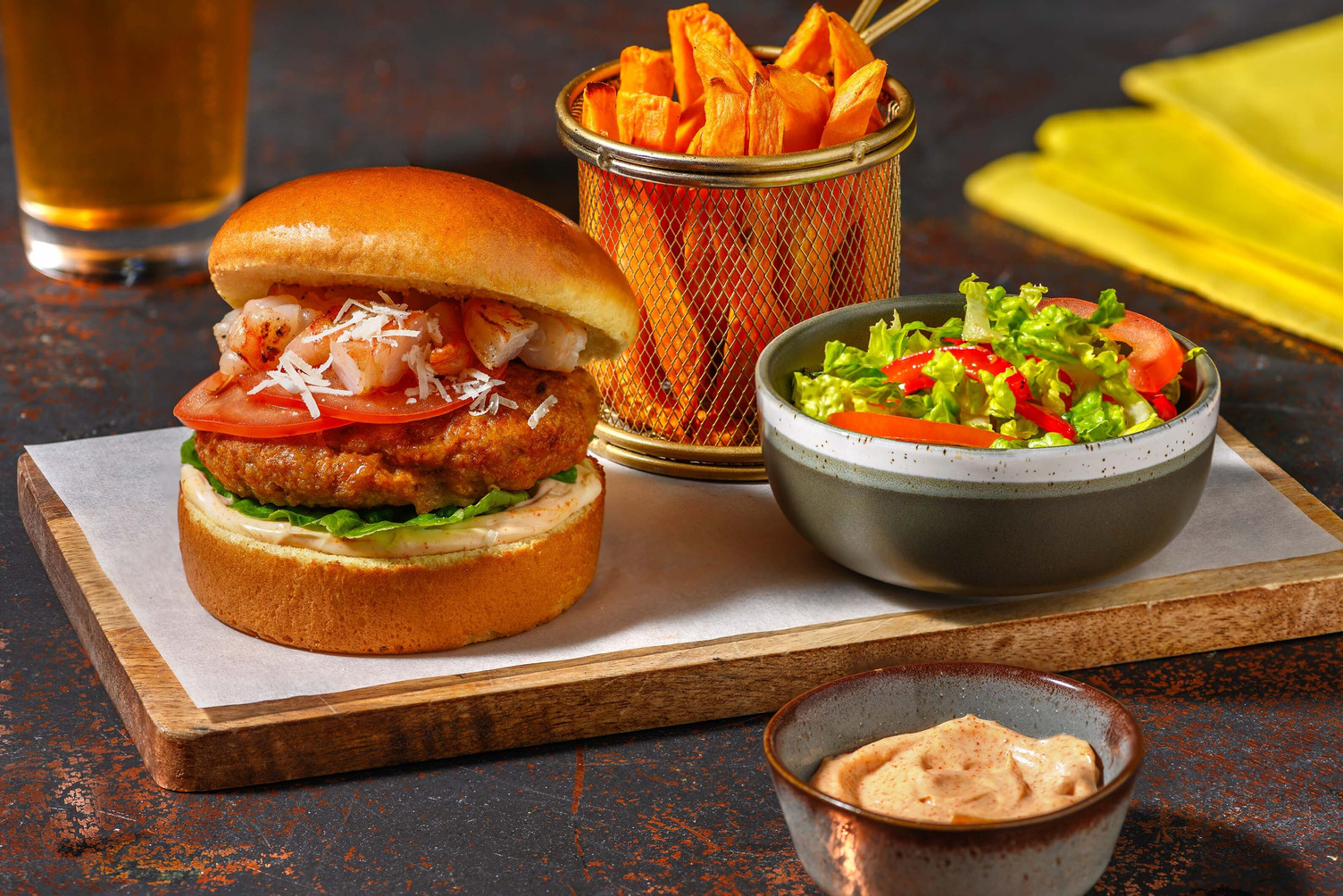 Surf & turf: piri-piriburger met knoflookgarnalen