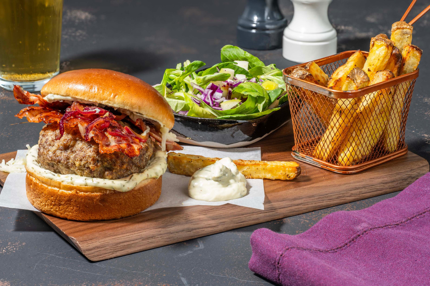 Kalfsburger deluxe met oude kaas en ovenfrietjes