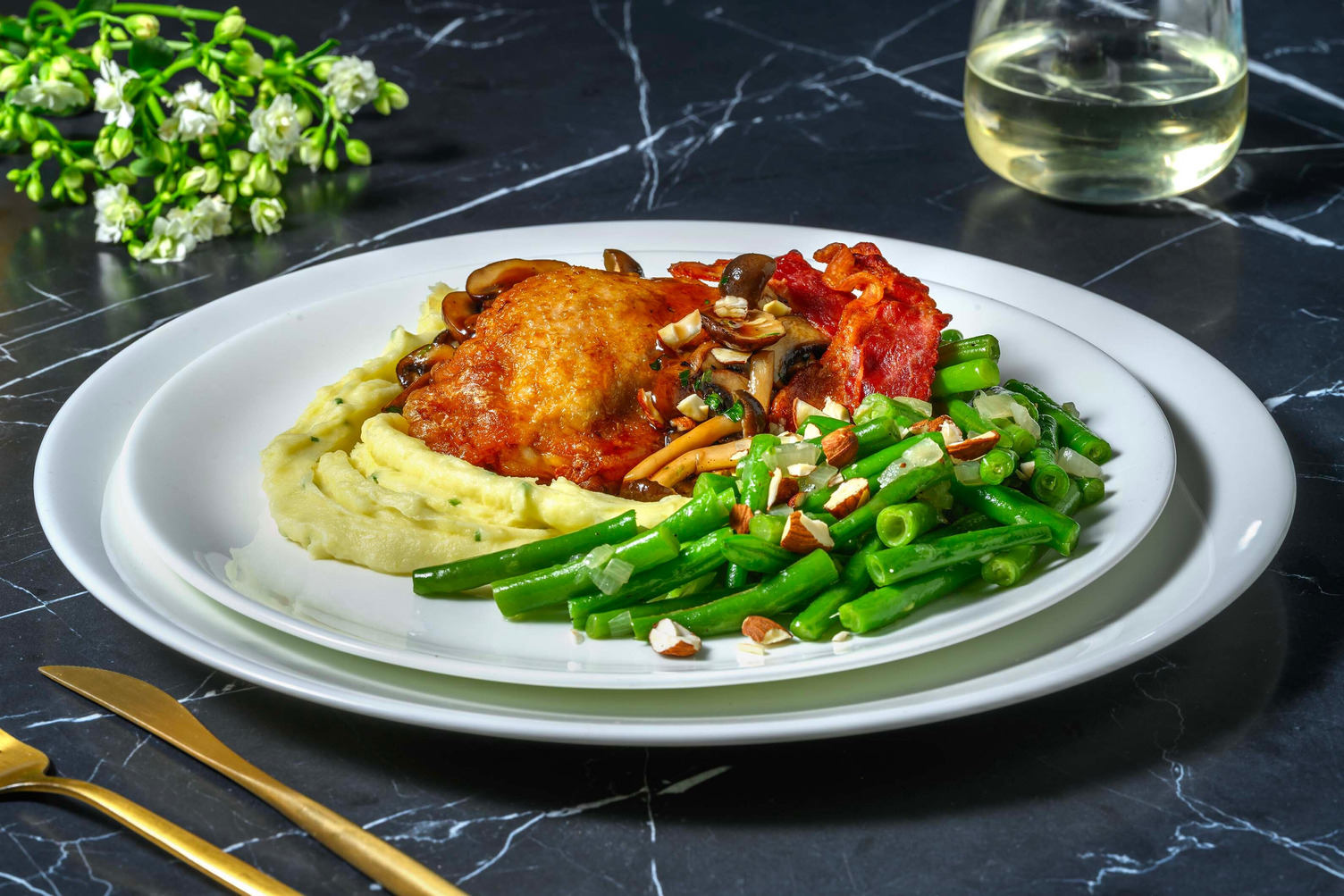 Gekonfijte kippendij met krokant ontbijtspek