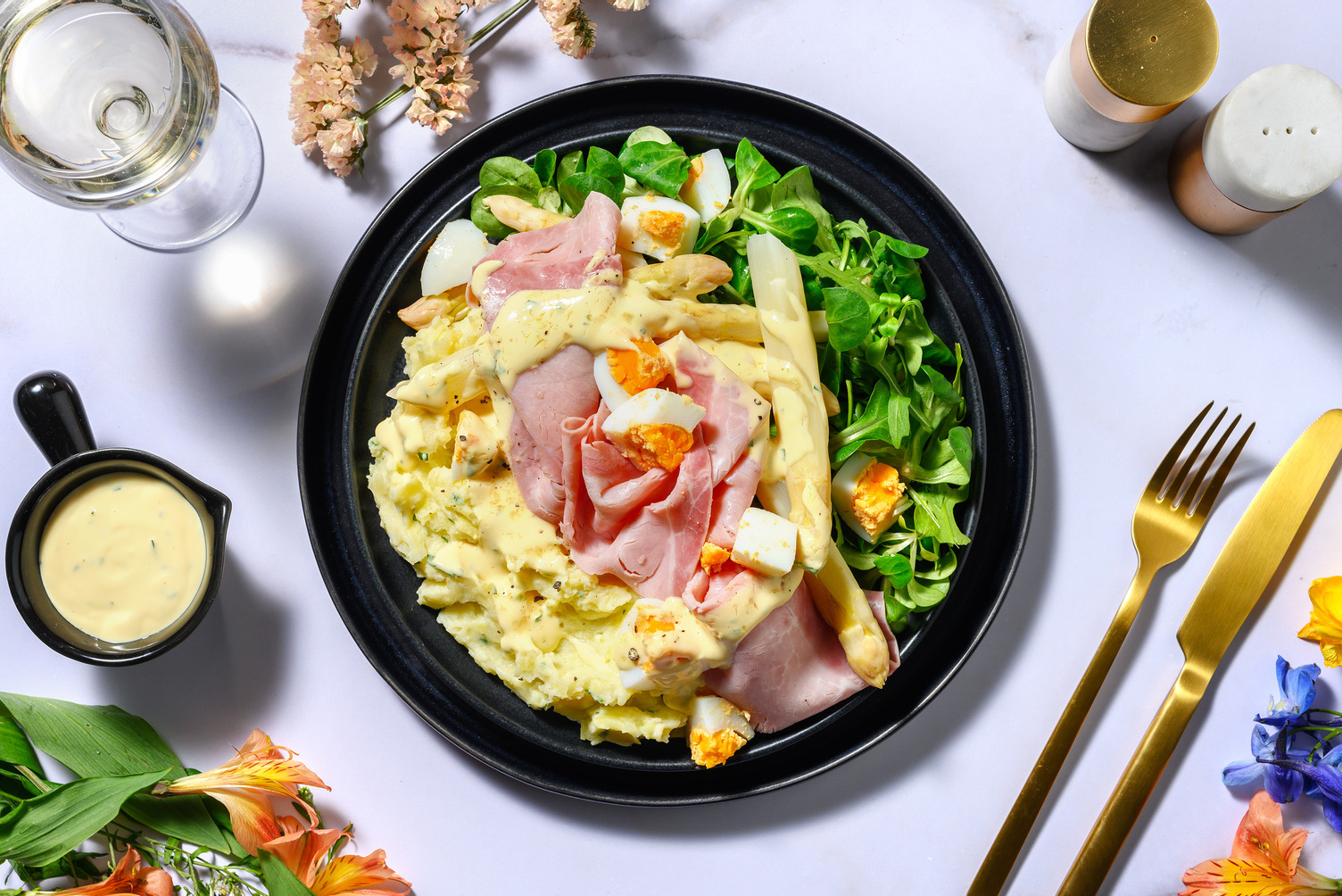 Witte asperges in bearnaisesaus met ham en eieren