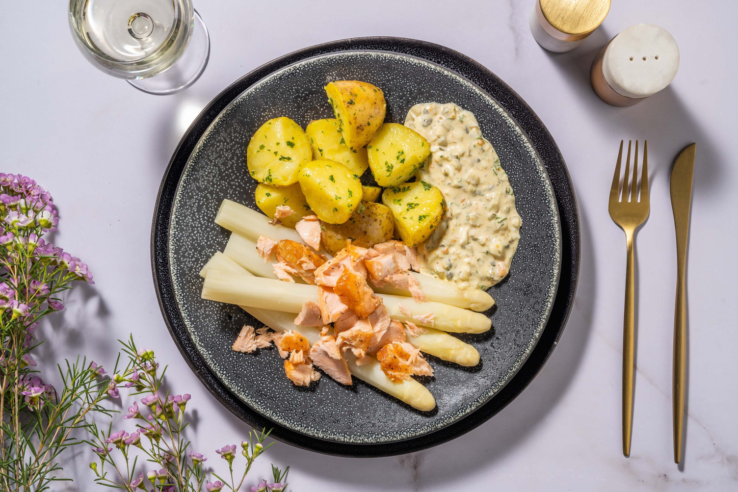 Witte asperges met zalm en gribiche-saus