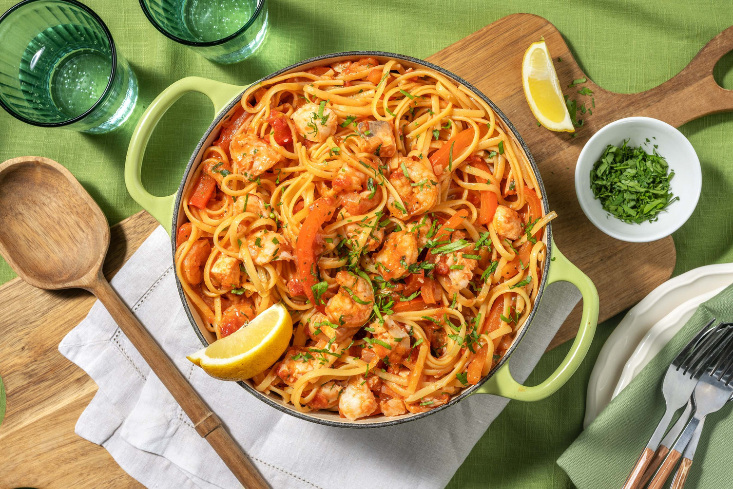 Spaanse stijl linguine met zeevruchten en vis