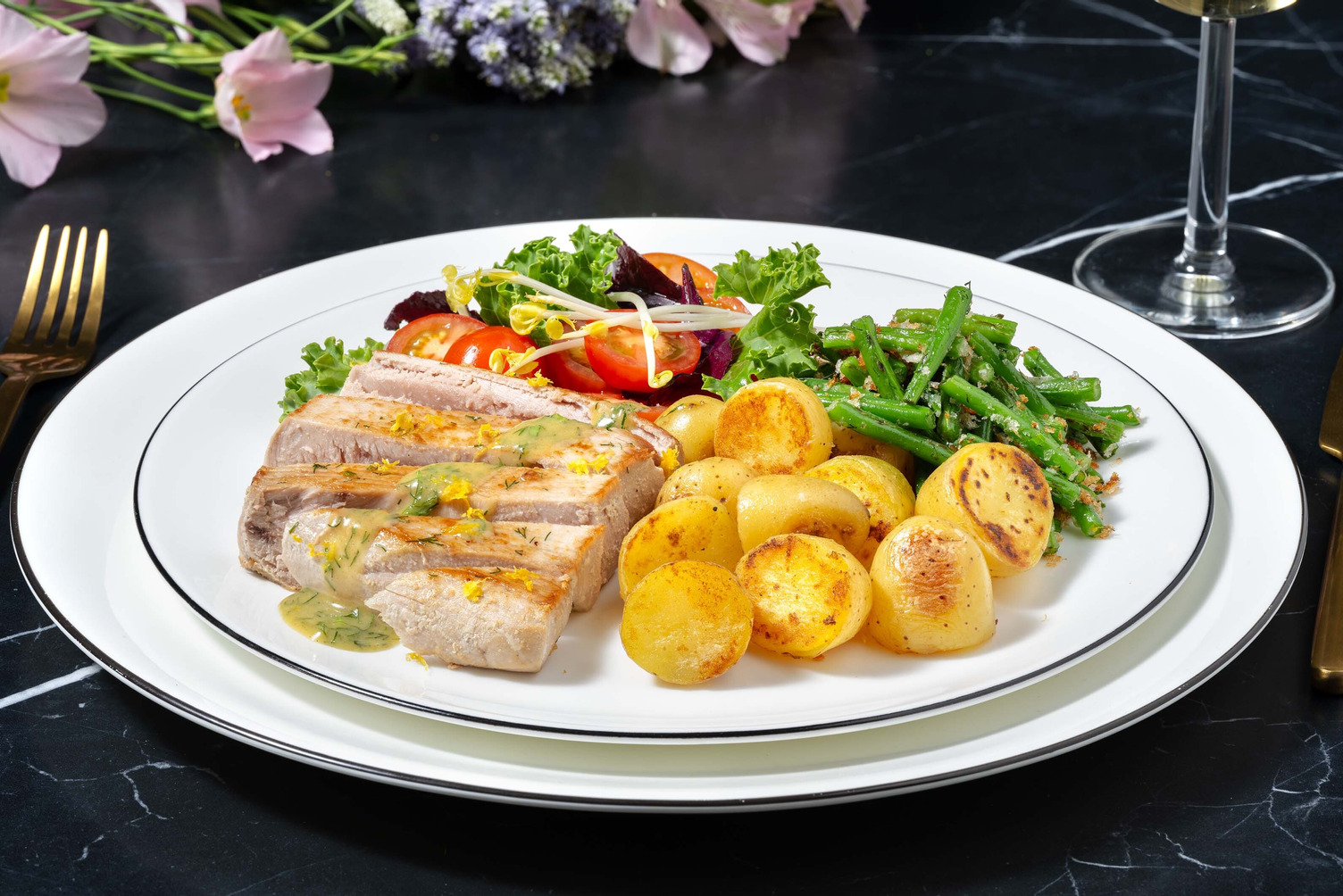 Tonijnsteak met citroen-kruidensaus