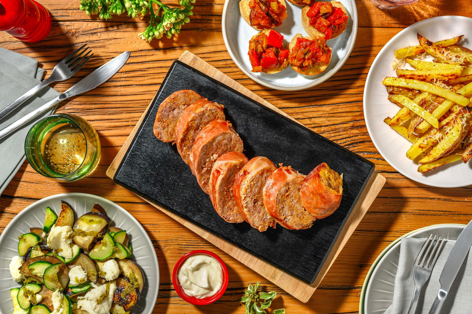 Pain de viande festif au jambon serrano et crostini garnis de caponata