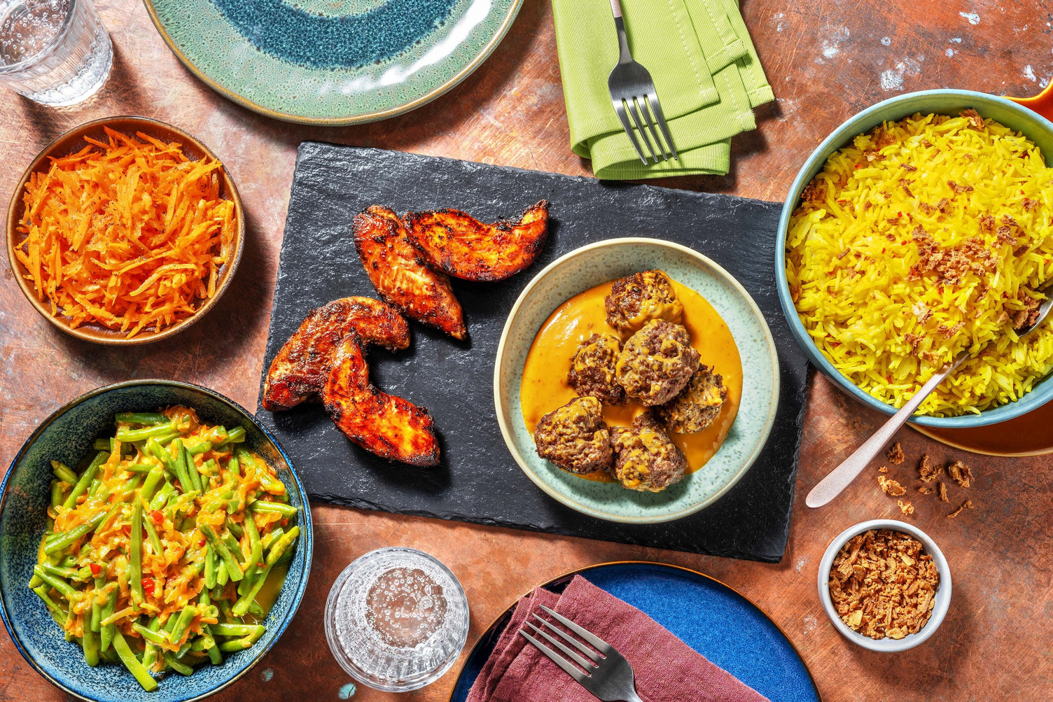 Rijsttafel met gehaktballetjes in satésaus en kip