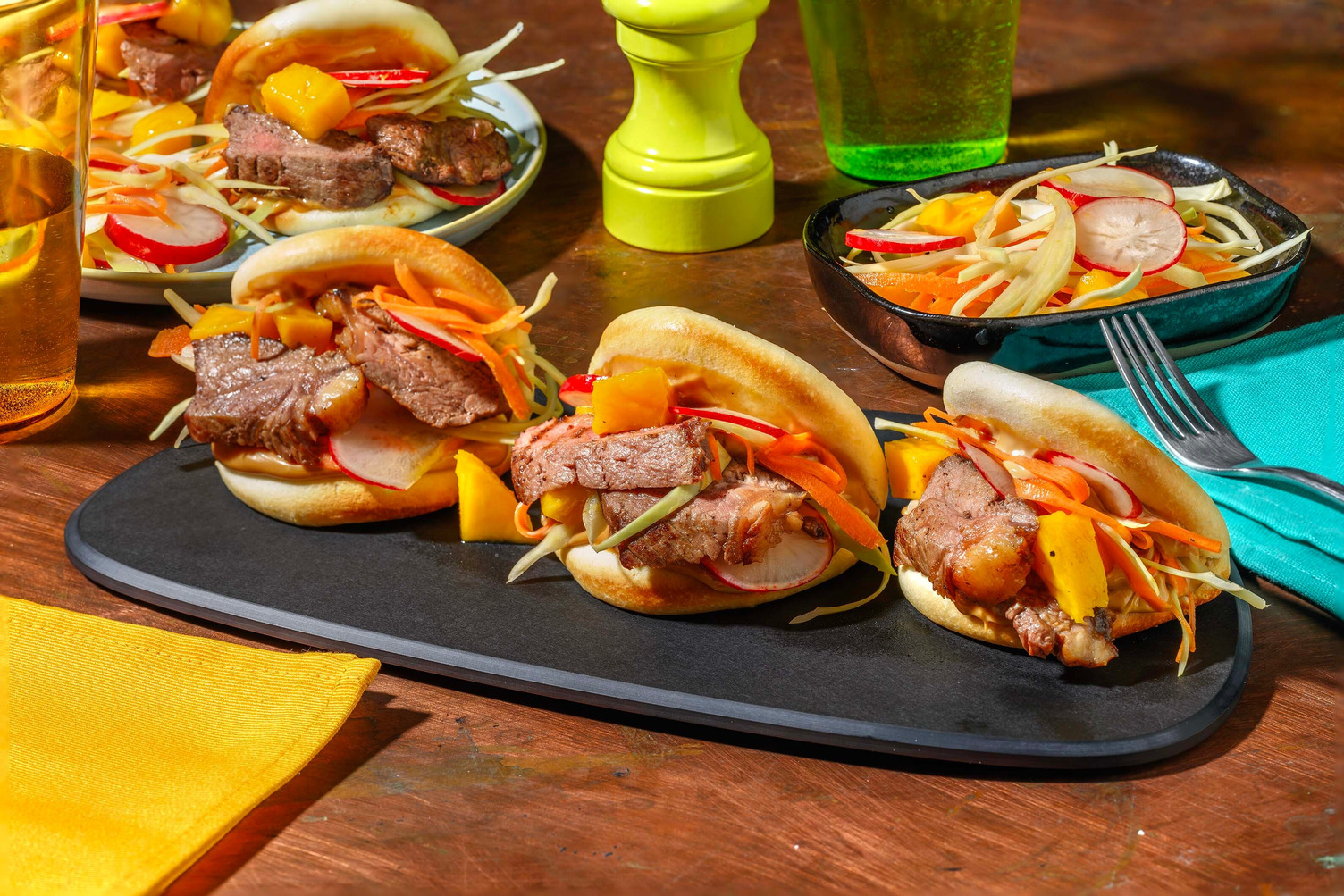 Vietnamees geïnspireerde bao buns met gemarineerde steak