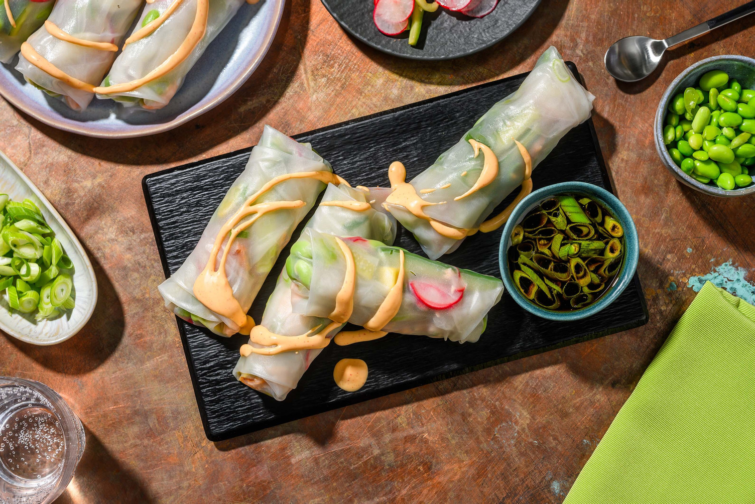 Springrolls met warmgerookte zalm en sojabonen