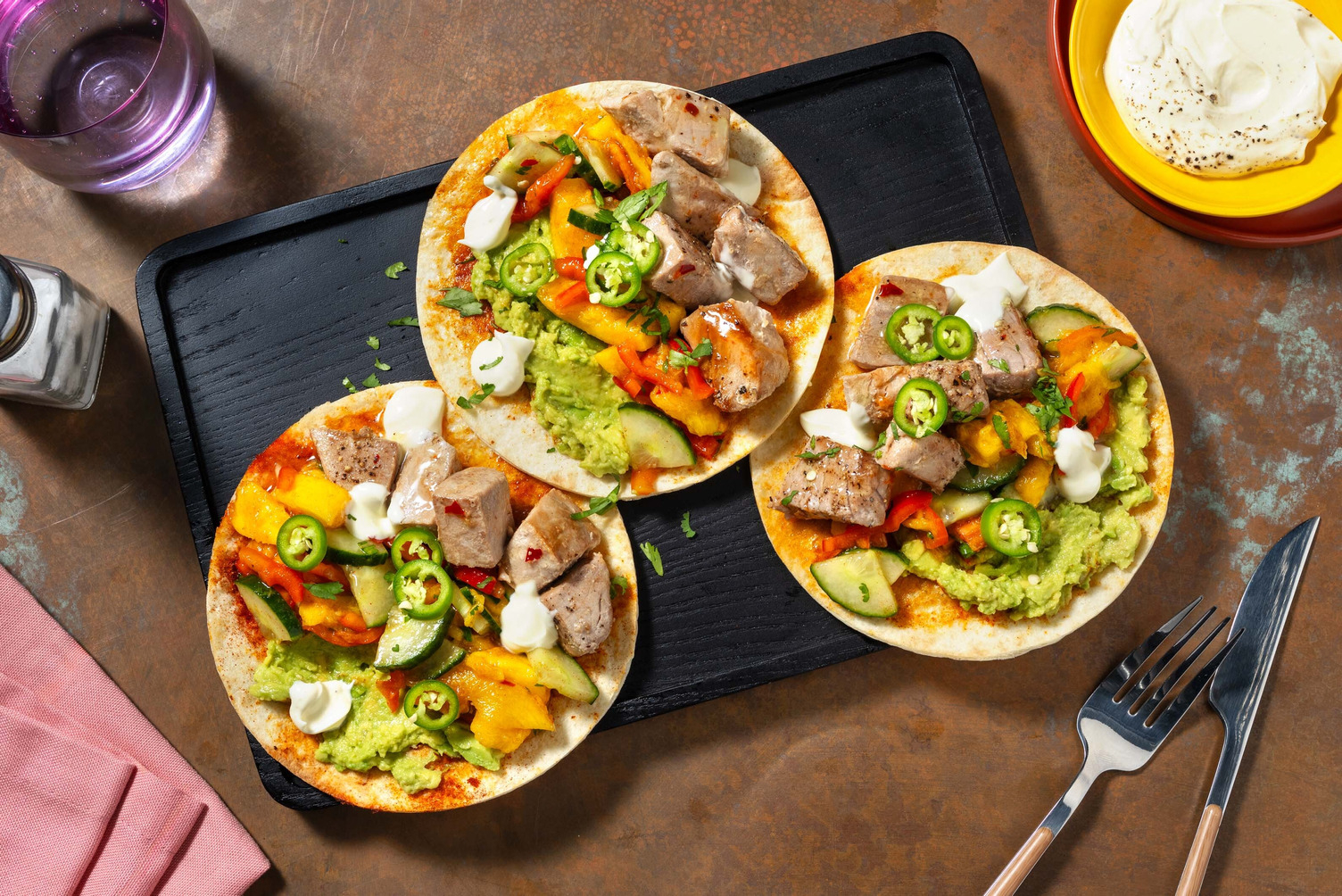 Tostada's met tonijnblokjes en avocadodip