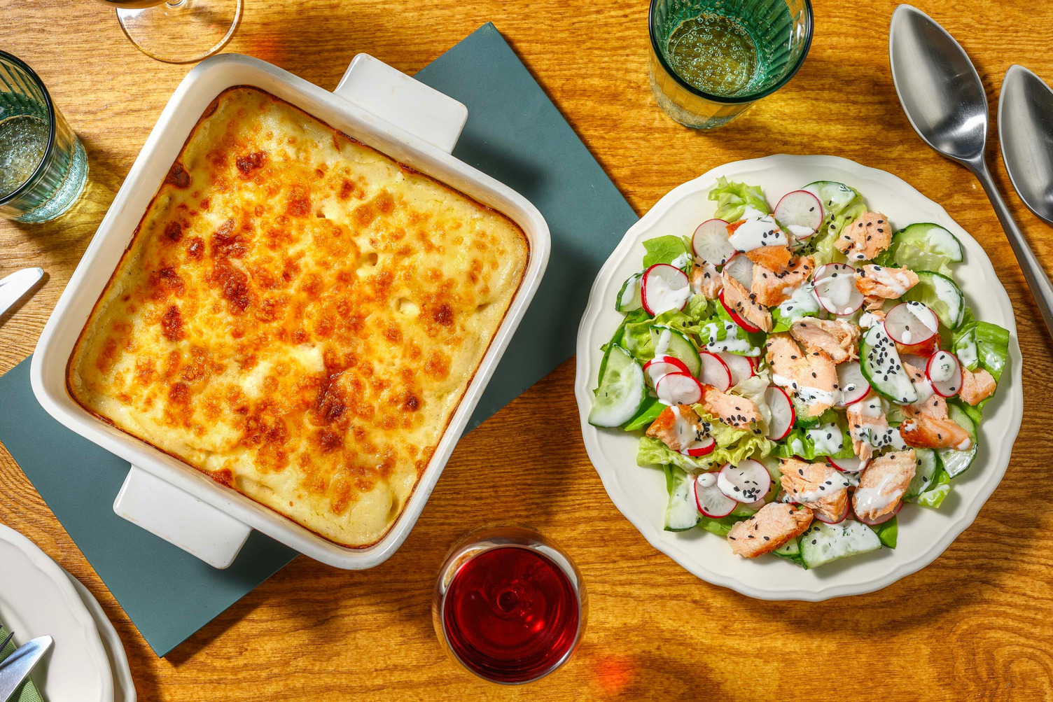 Warmgerookte zalm salade met aardappelgratin