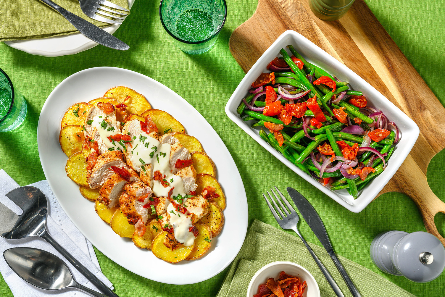 Kipfilethaasjes met ontbijtspek in romige kaassaus