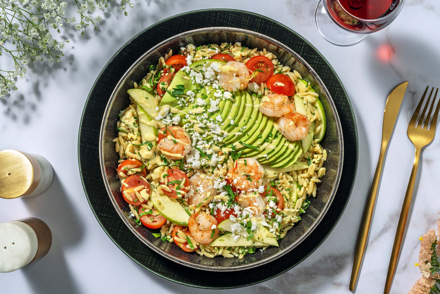 Lauwwarme salade met garnalen, geitenkaas en currydressing 