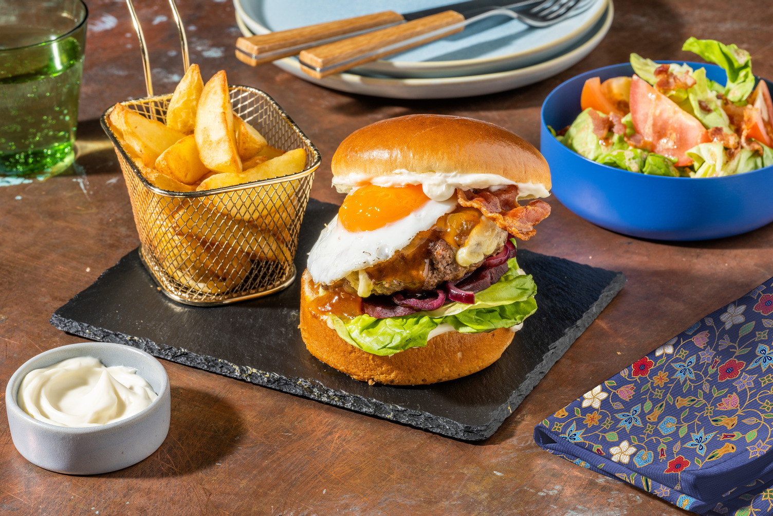 Aussie burger met "the lot": spek, ei en gepekelde bieten