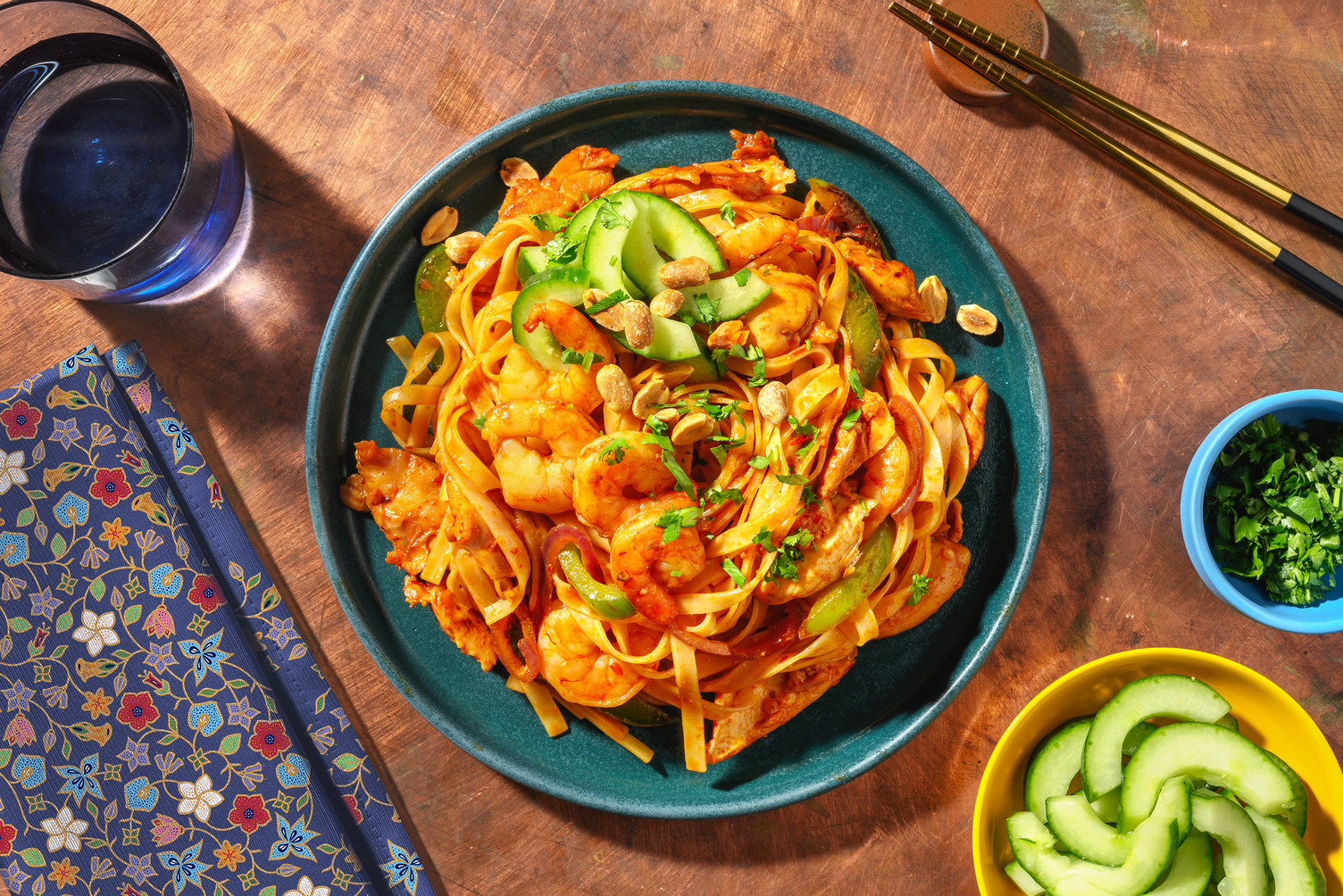 Aziatische stijl stir-fry met garnalen, kip en rijstnoedels