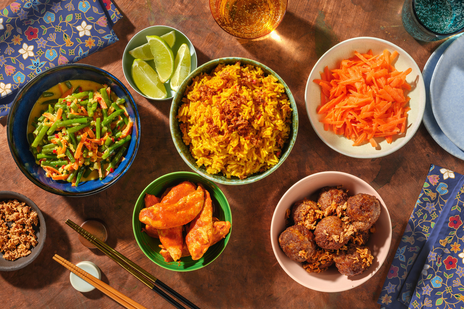 Rijsttafel met gehaktballetjes in satésaus en kip