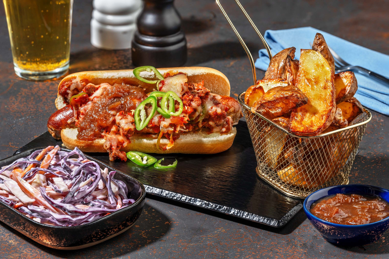 Hot-dog gourmand au chili et fromage