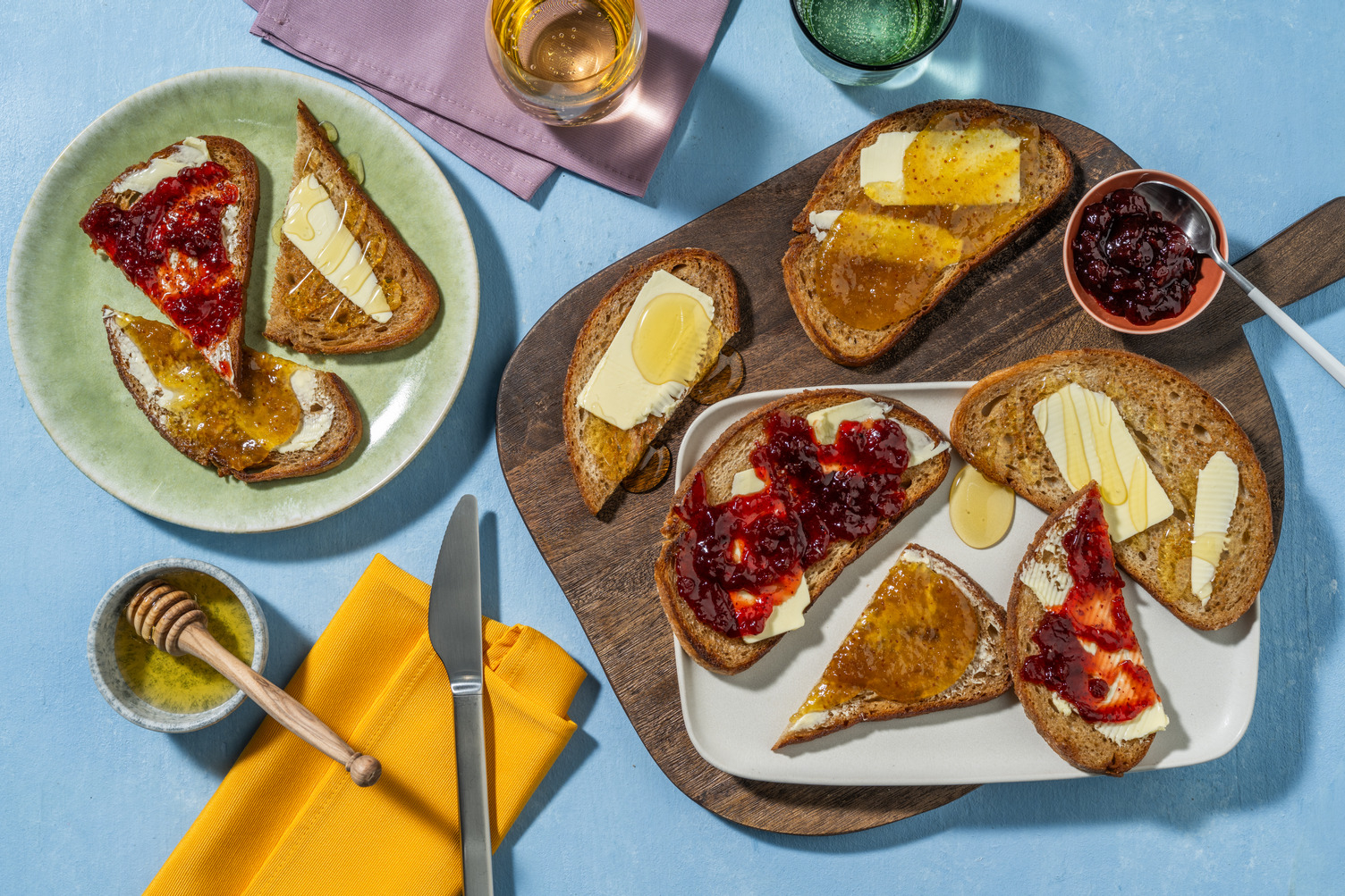 Tartines au beurre, duo de confitures & miel