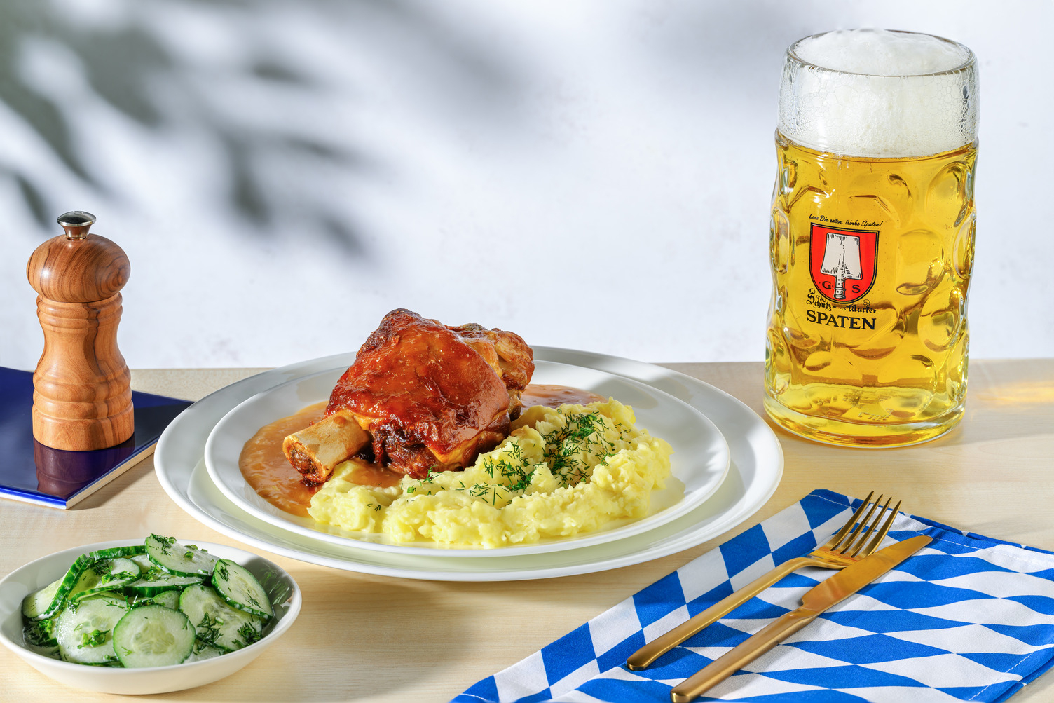 Bayerische Schweinshaxe mit Bratensoße